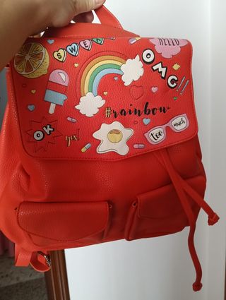 Mochila roja con dibujos divertidos
