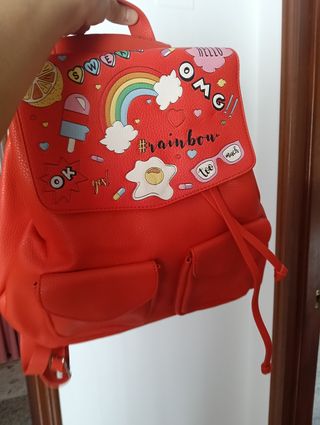 Mochila roja con dibujos divertidos