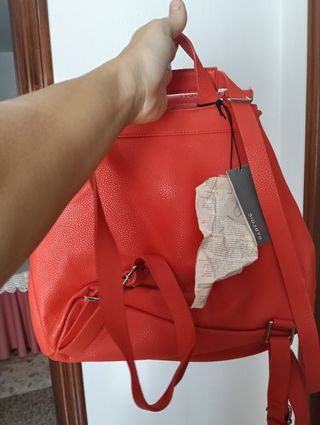 Mochila roja con dibujos divertidos