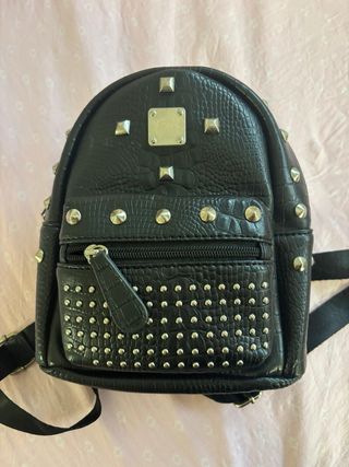 Mochila cuero negra tachuelas