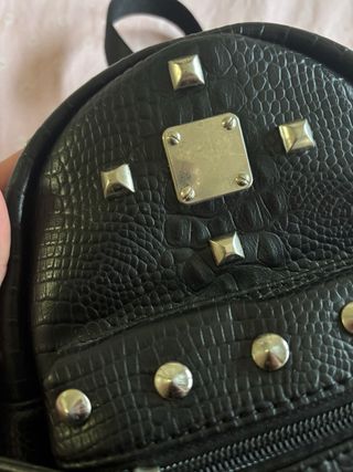 Mochila cuero negra tachuelas