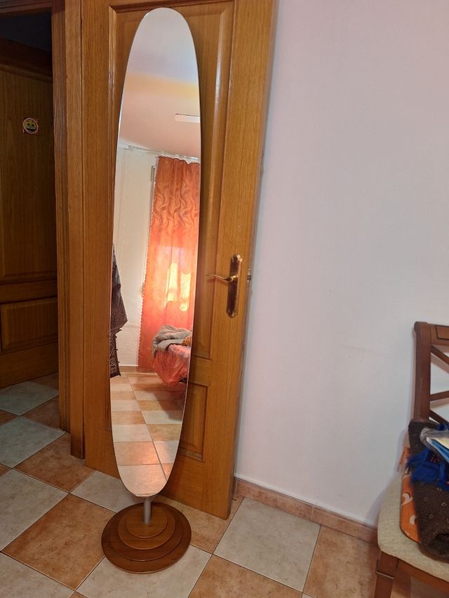 Espejo de pie ovalado con base redonda