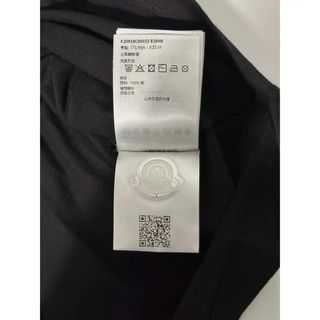 Moncler Negra etiquetas interiores, cortadas 