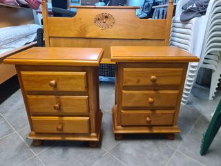 Mesillas de noche y cabecero de madera de pino