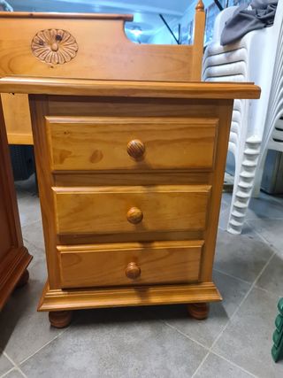 Mesillas de noche y cabecero de madera de pino