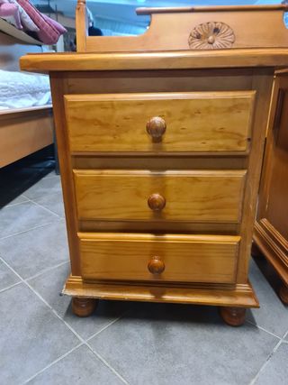 Mesillas de noche y cabecero de madera de pino