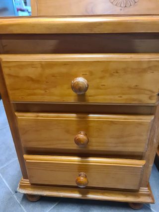 Mesillas de noche y cabecero de madera de pino