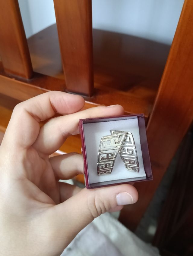 Pendientes plateados con diseño geométrico