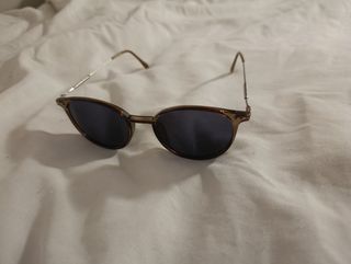 Gafas de sol negras y marrones