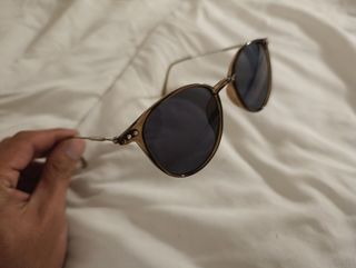 Gafas de sol negras y marrones