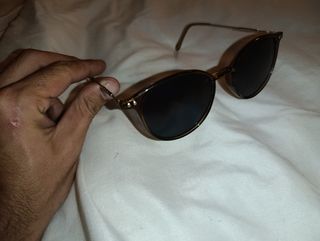 Gafas de sol negras y marrones