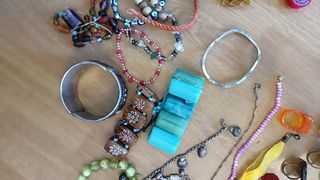 Lote de Bisutería: Pendientes, Pulseras y Anillos