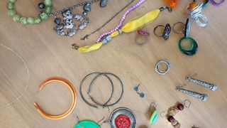 Lote de Bisutería: Pendientes, Pulseras y Anillos