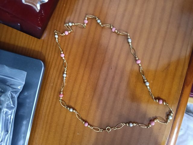 Collar dorado con cuentas rosas y plateadas