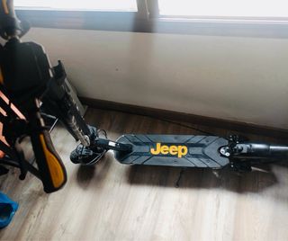 Patinete Jeep Negro y amarillo