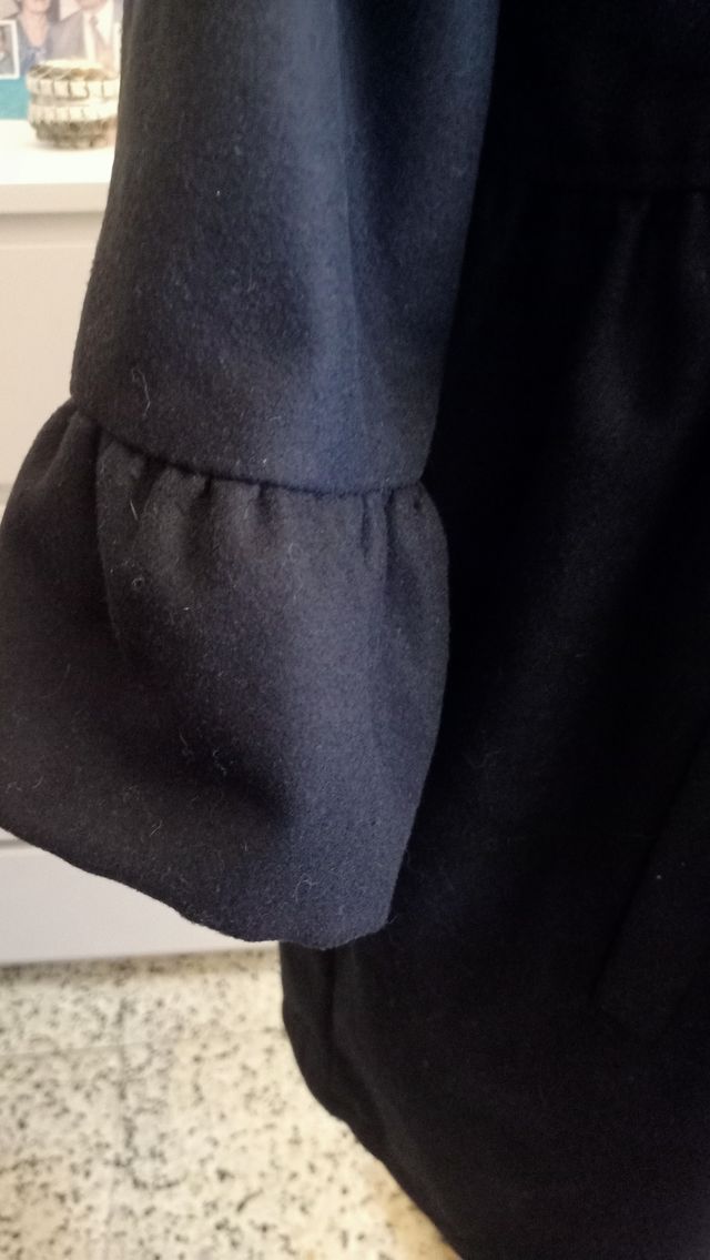 Abrigo negro con cuello de pelo