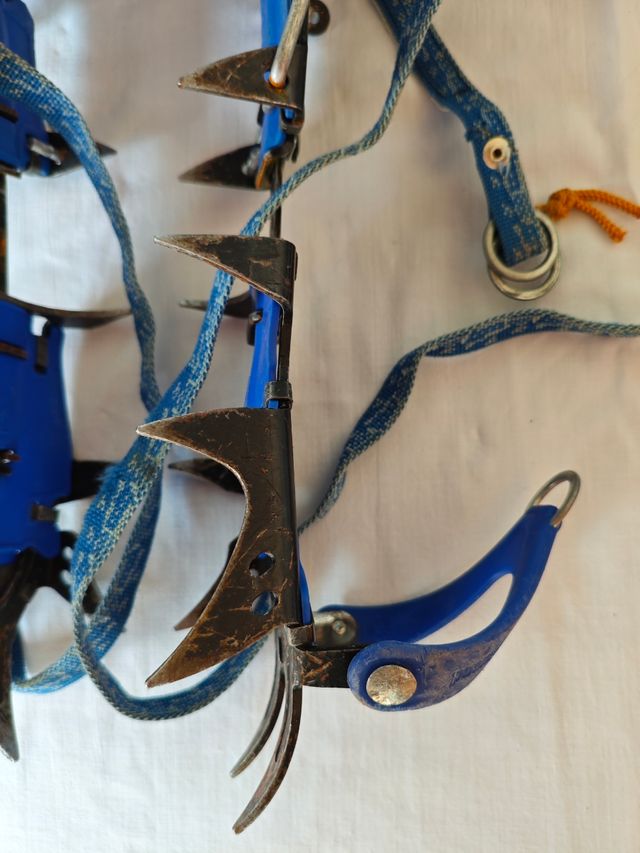 Piolet y crampones Simond