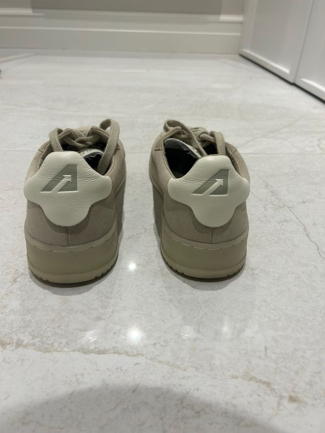 Zapatillas Autry chico beige