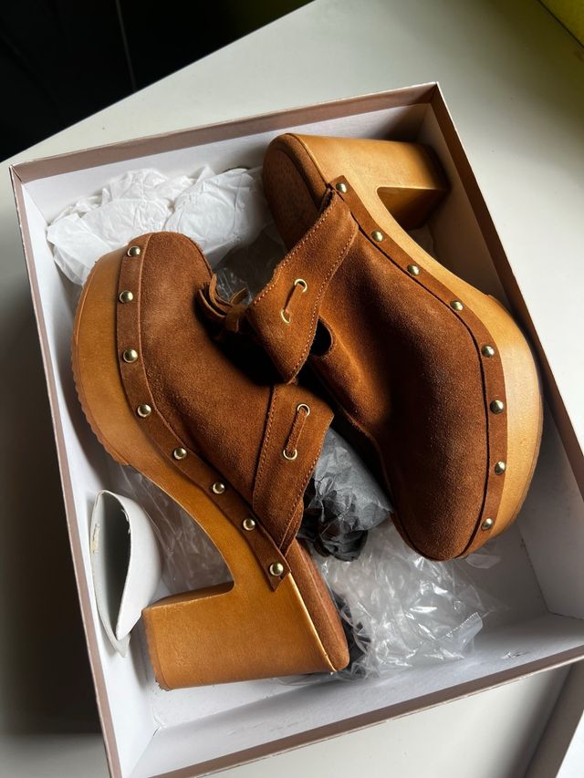 Zoccoli marroni in pelle