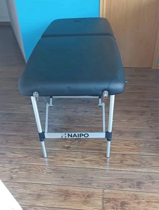 Camilla Naipo de fisioterapia y masajes plegable.
