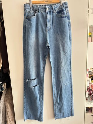 Pantalón vaquero desgastado
