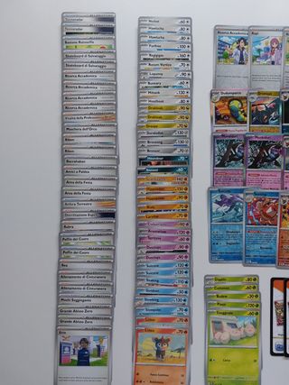 93 Carte Pokémon Evoluzioni Prismatiche + Omaggi
