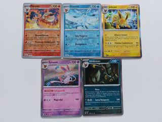 93 Carte Pokémon Evoluzioni Prismatiche + Omaggi