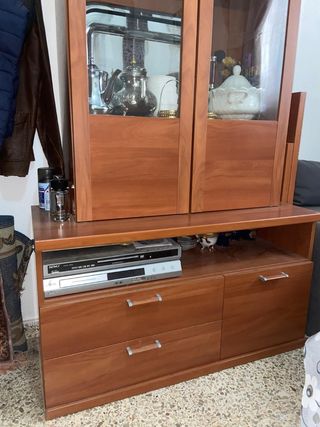 Mueble de madera con vitrina y cajones
