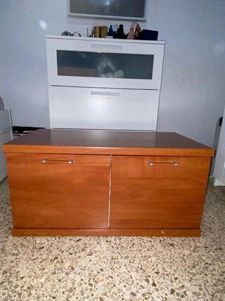 Mueble de madera con vitrina y cajones