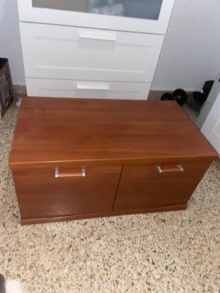 Mueble de madera con vitrina y cajones