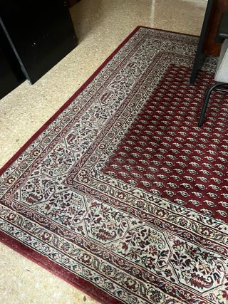 Alfombra estilo persa de tonos granates-beige