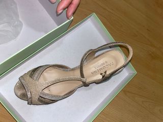 Tacones dorados y plateados con pedrería