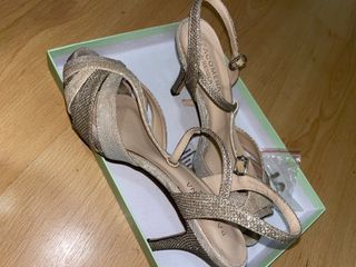 Tacones dorados y plateados con pedrería