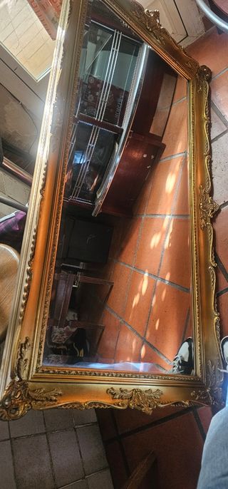 Espejo antiguo dorado con marco tallado