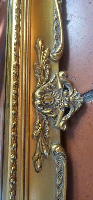Espejo antiguo dorado con marco tallado