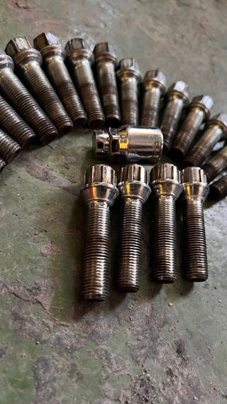 Tornillos de rueda, largos de  5cm