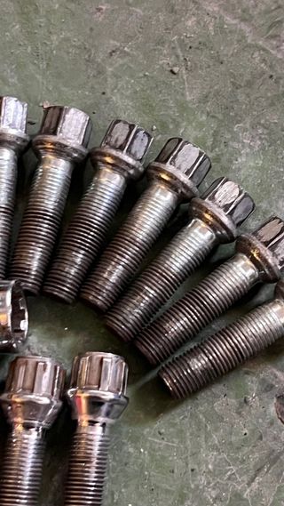Tornillos de rueda, largos de  5cm