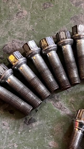 Tornillos de rueda, largos de  5cm