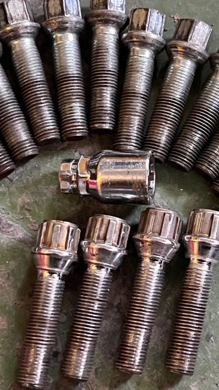 Tornillos de rueda, largos de  5cm