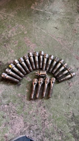 Tornillos de rueda, largos de  5cm
