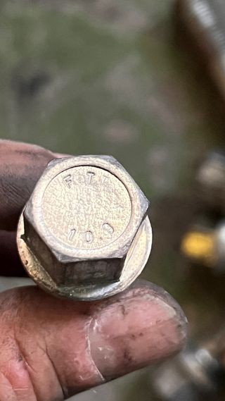 Tornillos de rueda, largos de  5cm