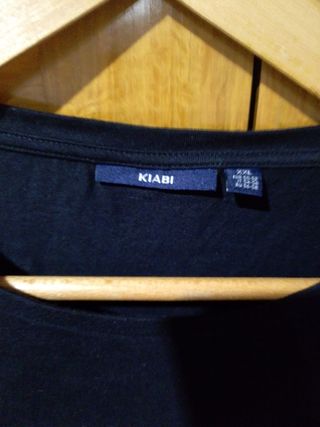 Camiseta negra con mangas de encaje