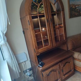 Vitrina de madera y cristal