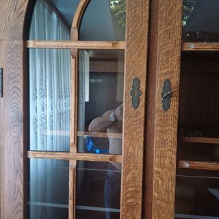 Vitrina de madera y cristal