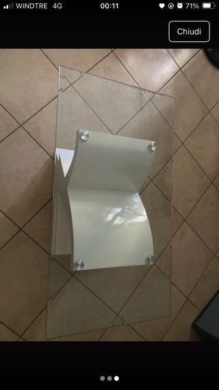 Tavolino in vetro e plastica