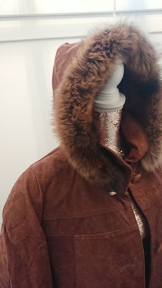 NUEVOAbrigo largo de piel marrón