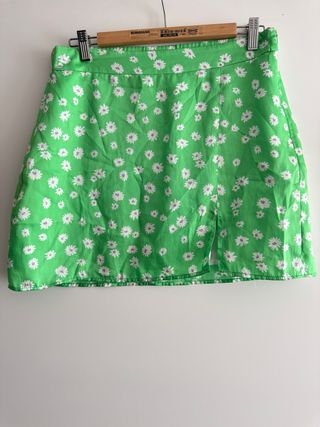 Falda verde con estampado de flores