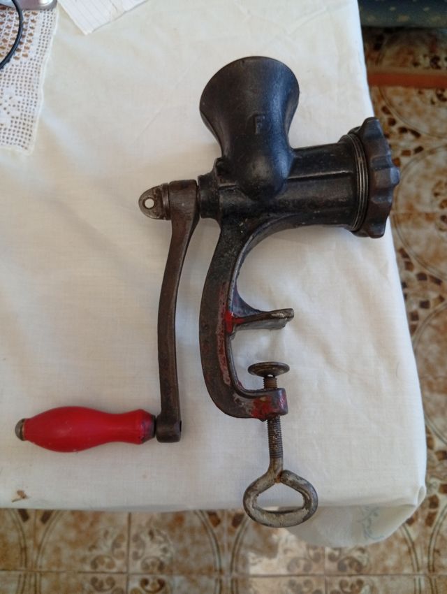Picadora de carne antigua