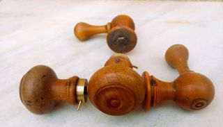 Manillas de madera antiguas