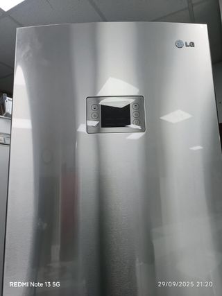 Nevera LG plateada
200×60
